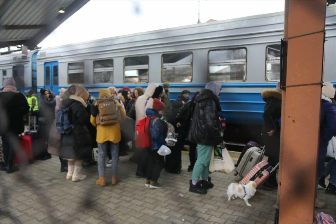 ウクライナ鉄道の列車と避難民ら