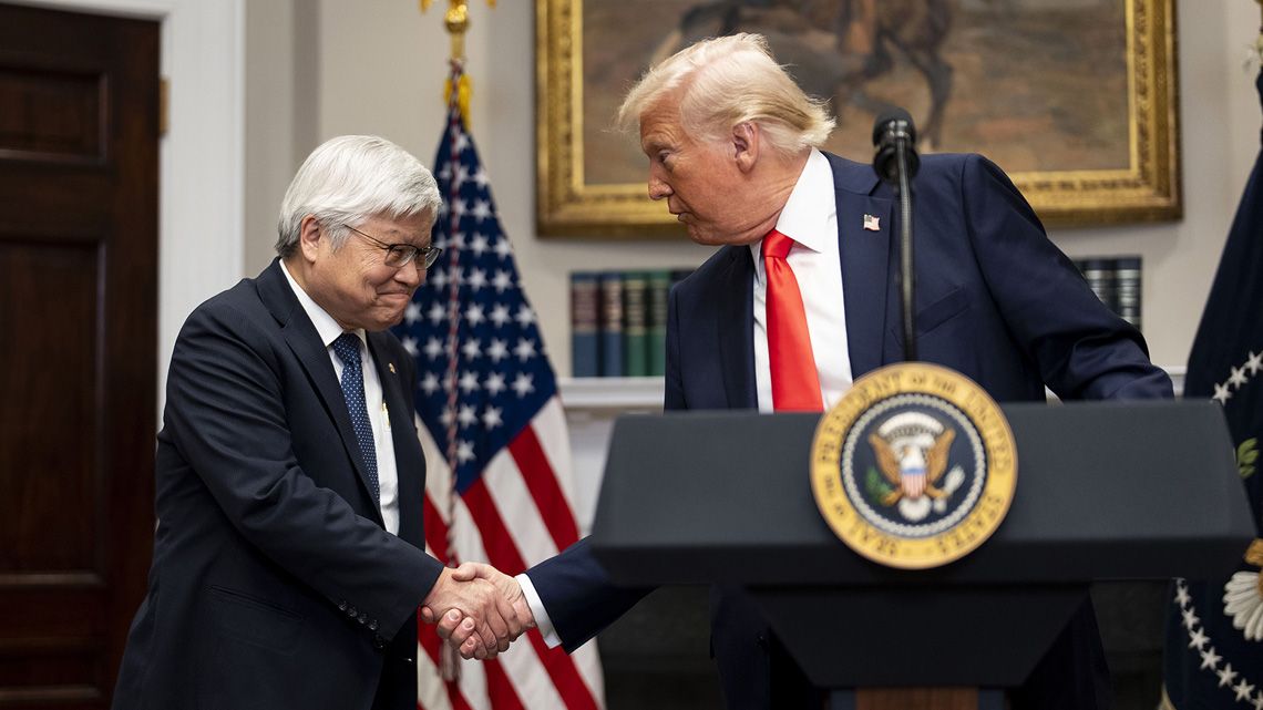握手をするTSMCのC. C. ウェイCEOとトランプ大統領