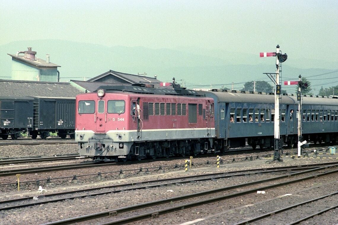 東京ー西鹿児島間大分経由「高千穂」をDF50が牽引（1975年、写真：谷川一巳）