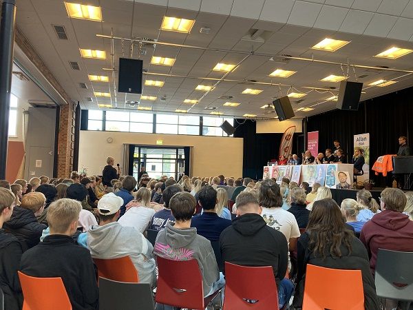 中学校や高校では、候補者の公開討論会が行われる（写真：朋子さん提供）