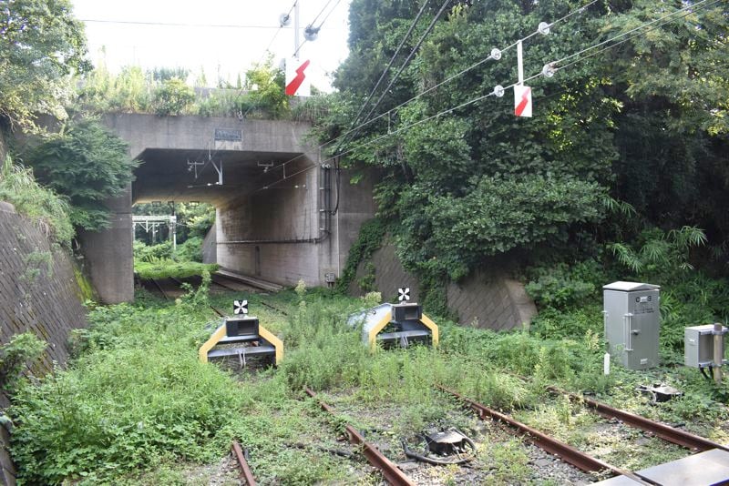 京浜急行電鉄三崎口駅からさらに500mほど伸びる路盤の跡は油壺まで延伸する予定だった名残り（筆者撮影）