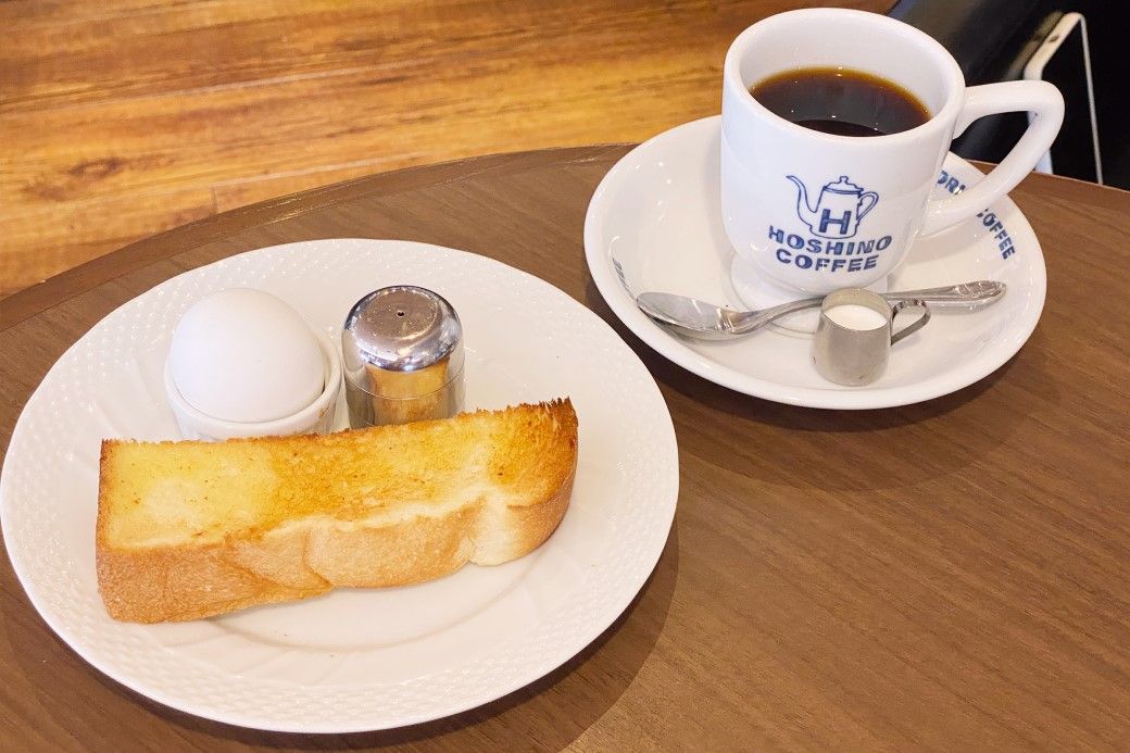 すこぶる高貴な、ホットコーヒーにトーストとゆで卵の定番モーニング（筆者撮影）