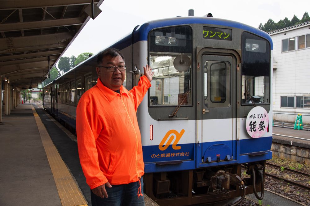 のと鉄道旅行センターの山崎研一さん（筆者撮影）