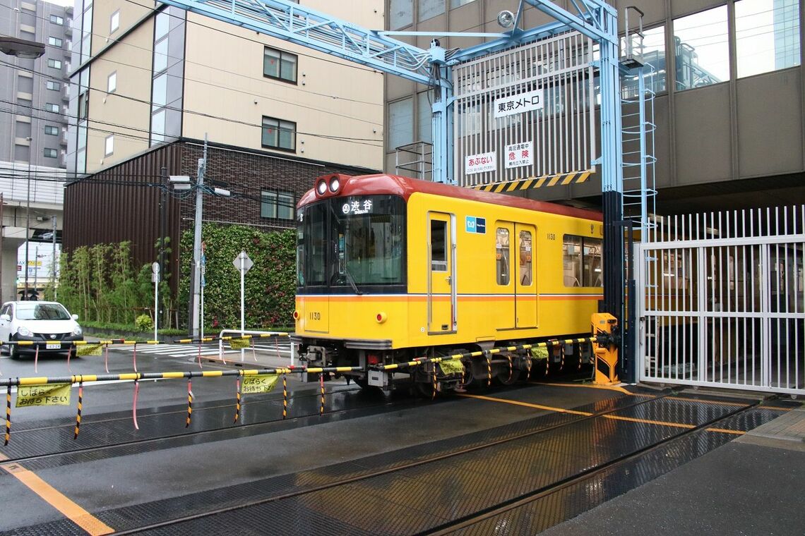 銀座線上野検車区の踏切（筆者撮影）