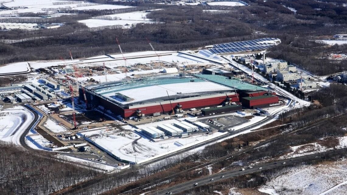 北海道千歳市内で建設が進むラピダスの工場（写真：アフロ）
