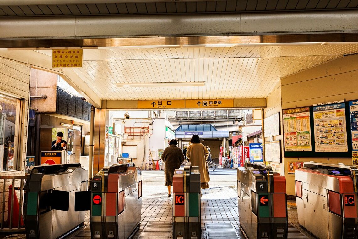 牛田駅下り線のホームから直結の改札口。奥には京成関屋駅が見える（撮影：鼠入昌史）