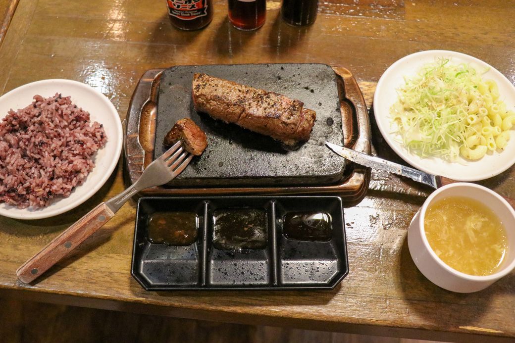 ステーキ、サラダ、スープたち