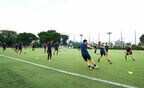 U18の練習はボール回しでウォーミングアップ