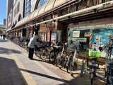 「あべのベルタ」の外周には自転車がズラリと並び、施設内の地下1階と地上1階は人通りがある（筆者撮影）