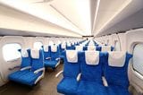 JR東海N700S（確認試験車）の車内。東海道新幹線を走る列車はすべて座席定員1323席に統一されている（撮影：尾形文繁）