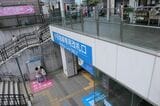 京王井の頭線へはピンク色の案内サインが誘導（記者撮影）