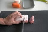豚バラ肉を切っている様子