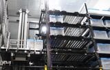 購入客から注文が入ると作業員が商品をピッキングし「シャトル＆サーバ」に入れて運ばれていく（記者撮影）