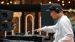 ｢おじいちゃんおばあちゃんが相手でも…｣RIP SLYMEのSUも参戦､介護施設をディスコに変える"介護福祉士DJ"の《流儀》