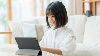 タブレットを見る子ども