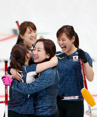 五輪カーリング女子､日本4強へ前進