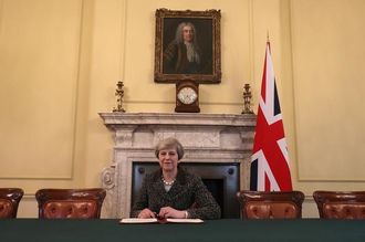 メイ英首相､EU離脱通知の書簡に署名