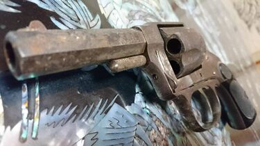 自宅の蔵から銃が出てきた彼女の壮絶すぎる体験 ペタペタ触り 自宅の蔵から銃が出てきた彼女の壮絶すぎる体験 ペタペタ触り