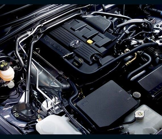 ロードスターのエンジン。3代目となるNCロードスターでは、水冷直列4気筒の2.0LDOHCエンジンを採用し、初期型のNC1で最高出力はMTモデルが170PS、ATモデルで166PSを発揮