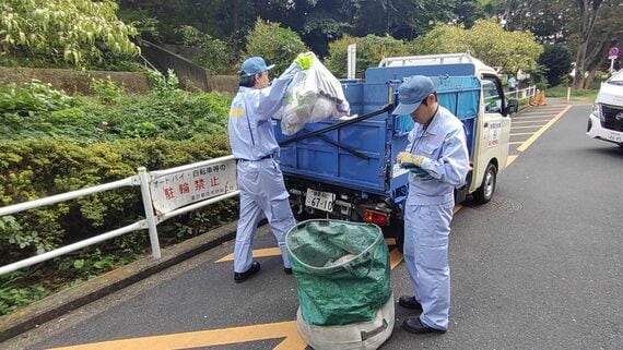 軽小型ダンプへの積み込み