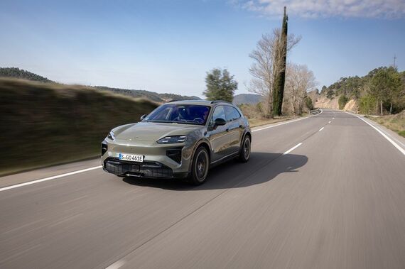 カイエン・ターボ・エレクトリックの走行シーン