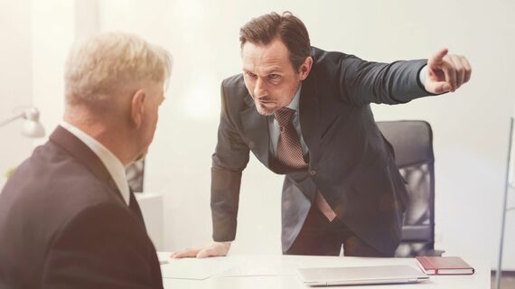 解雇される外国人