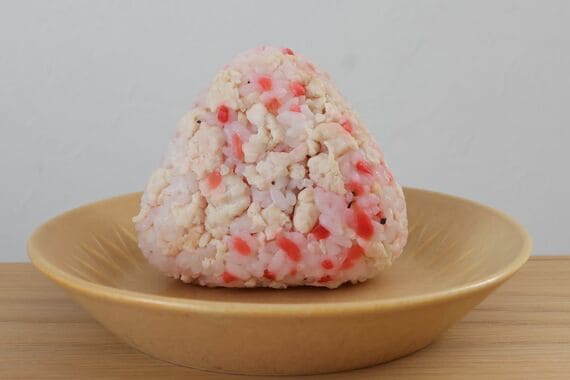 鶏そぼろと紅しょうがのおにぎり
