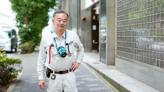 ポーズを決める石川英一さん