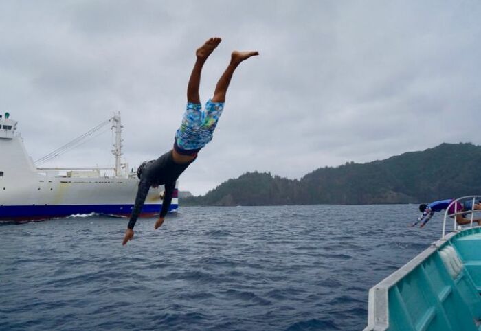出航した｢おがさわら丸｣を追いかけ、口々に｢いってらっ