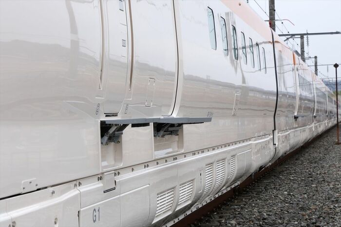 新在直通車両ならではのドアのステップ