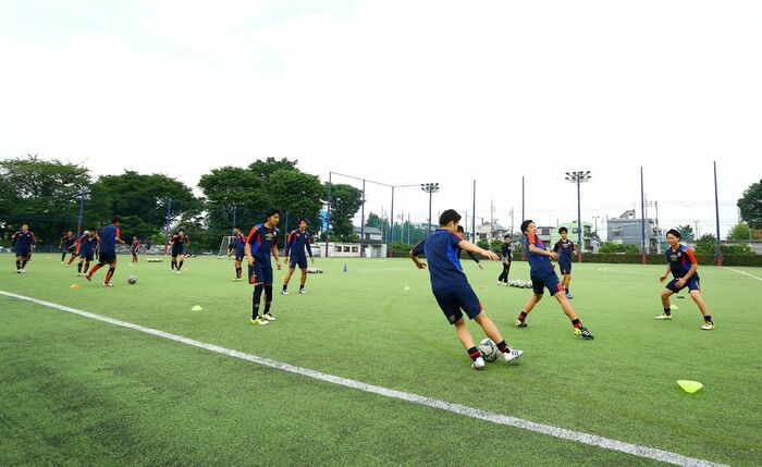 U18の練習はボール回しでウォーミングアップ