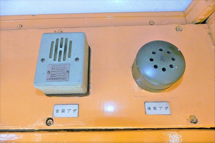 運転席上部のブザー類
