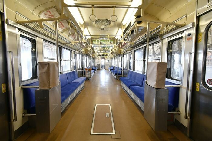 105系の客室内。ワンマン運転用の整理券発行機もある