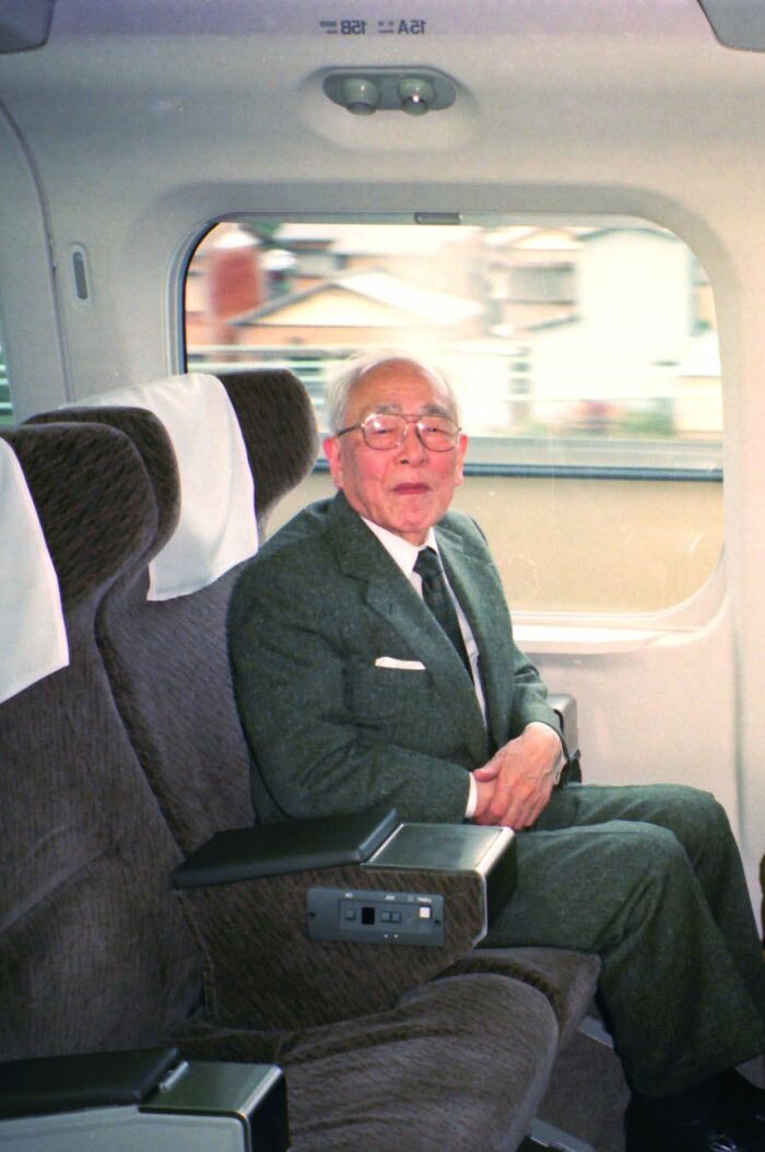 300系のぞみ試運転に乗車していた「新幹線の父」
