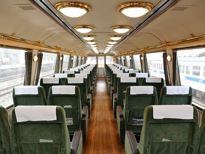 窓が大きく明るい車内