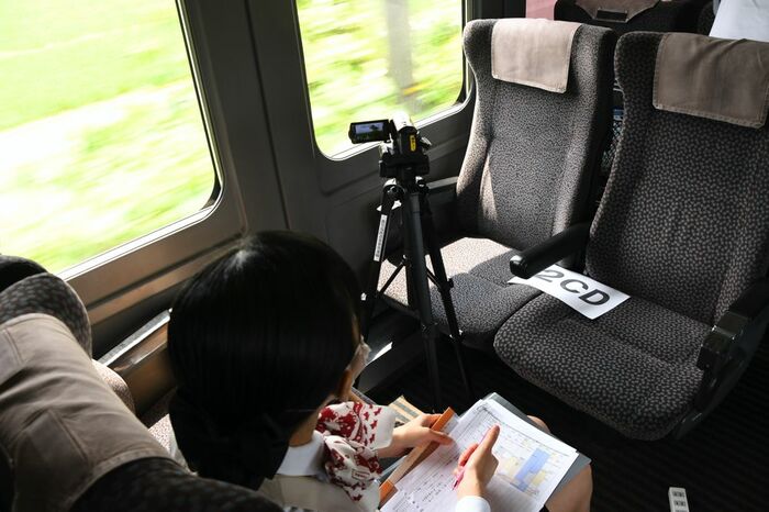 車窓を流れる風景も撮影して今後の訓練に生かす
