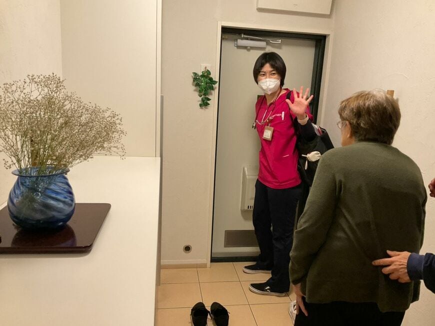 患者さんの見送りに笑顔で応える中村医師（写真：著者提供）