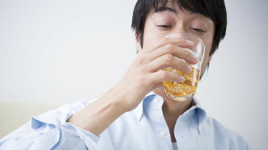 肝臓を守りながら、太りにくい飲み方をご紹介します（写真：ペイレスイメージズ1（モデル）／PIXTA）