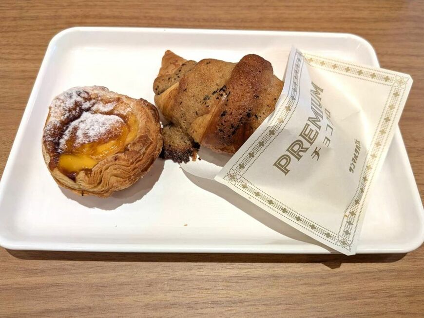 「エッグタルト」と「プレミアムチョコクロ 紅茶ダマンド」（筆者撮影）