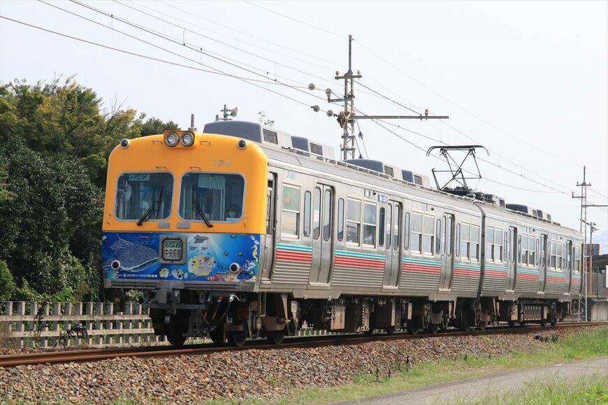 群馬県の上毛電鉄では2両編成に改造のうえ700型として運行している（撮影：南正時）