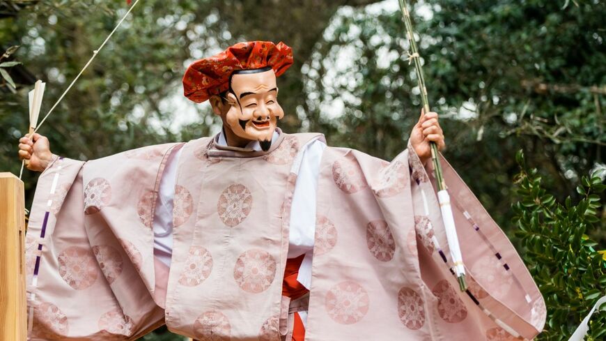 お面をかぶった和装の人