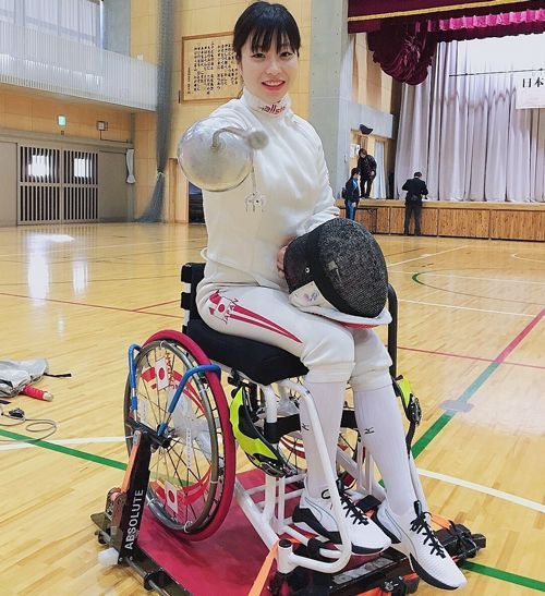 車いすフェンシングの練習中、笑顔の河合さん（本人提供）