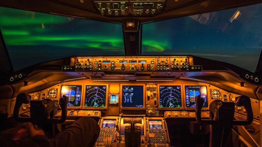 ボーイングとエアバスのコントロール・パネルはパイロットの視点で見ると大きな違いがある（写真：Aeronautpix／iStock）