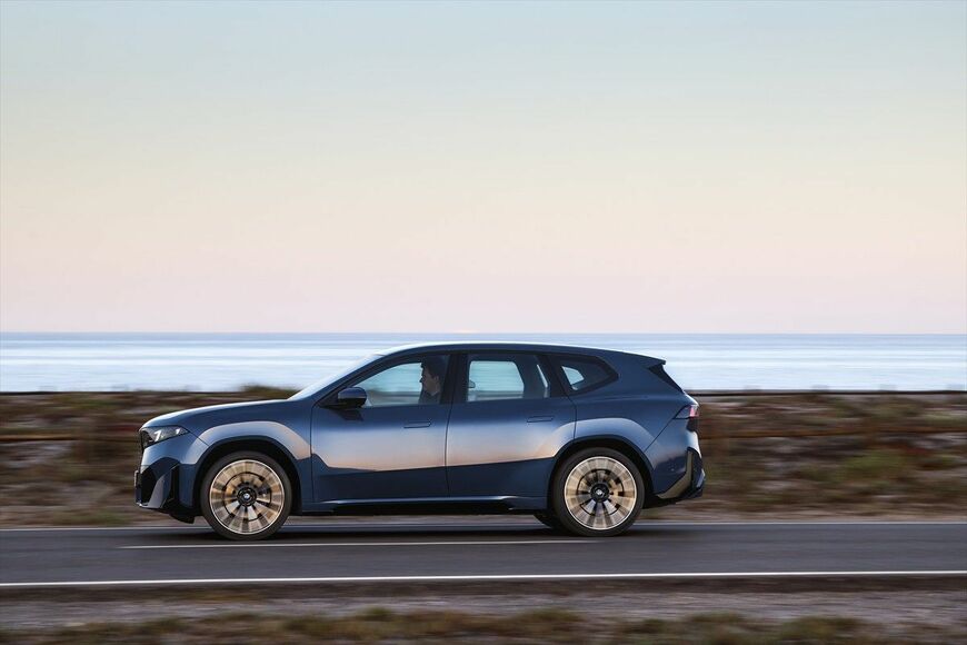 BMW iX3（写真：ビー・エム・ダブリュー）