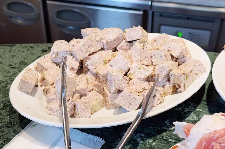 日によっては朝からパテが食べられます。シャルキュトリーの製造直売を手がけるコダマならでは（筆者撮影）