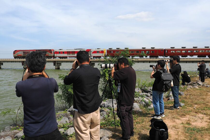 タイ国鉄　14系客車　ロイヤルブロッサム　貸し切り列車　パーサック・チョンラシットダム湖上橋