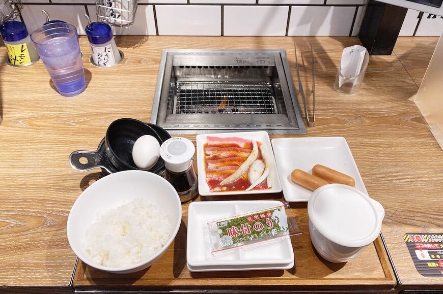 生玉子か納豆かを選べる「朝焼肉セット」580円（筆者撮影）