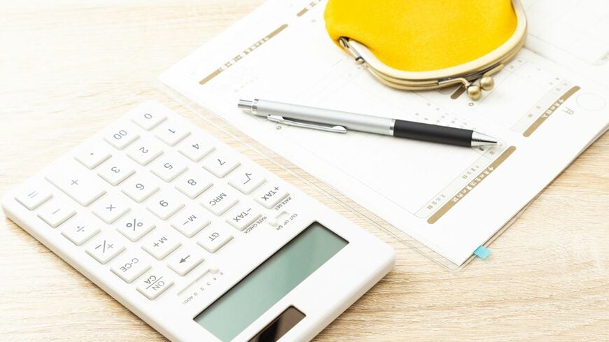 お金を貯めるには、出ていくお金（支出）を抑えなければなりません。まず、支出の内容には「固定費（固定支出）」と「変動費（変動支出）」の2種類があるということを覚えましょう（写真：years／PIXTA）