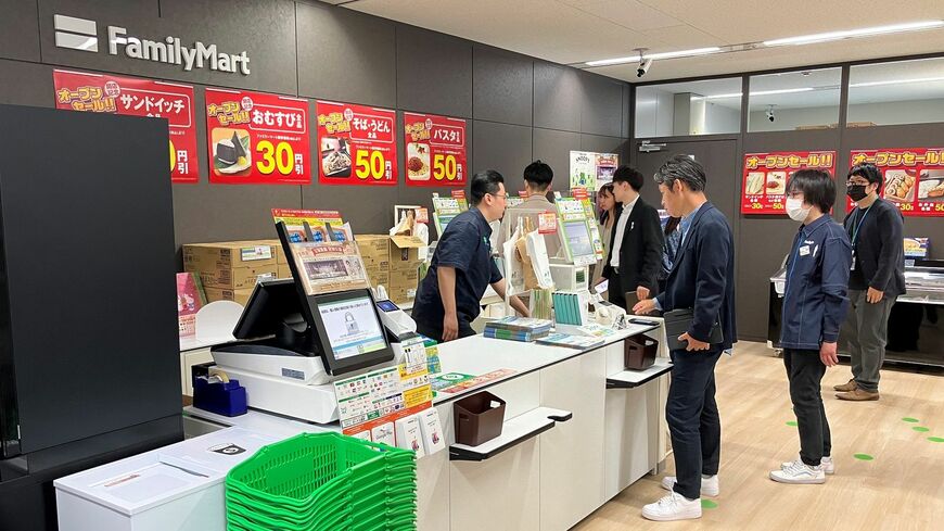 「ファミリーマート大和ハウス東京ビル店」。一般的な路面店舗と同じようにイートインやコーヒーコーナー、ATMもある（写真：大和ハウス）