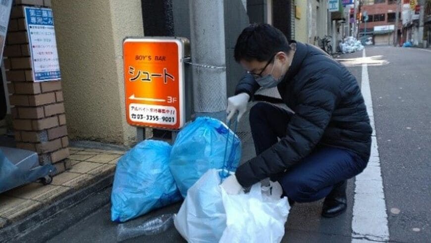 出社前にごみの排出状況を確認する二村氏（筆者撮影）